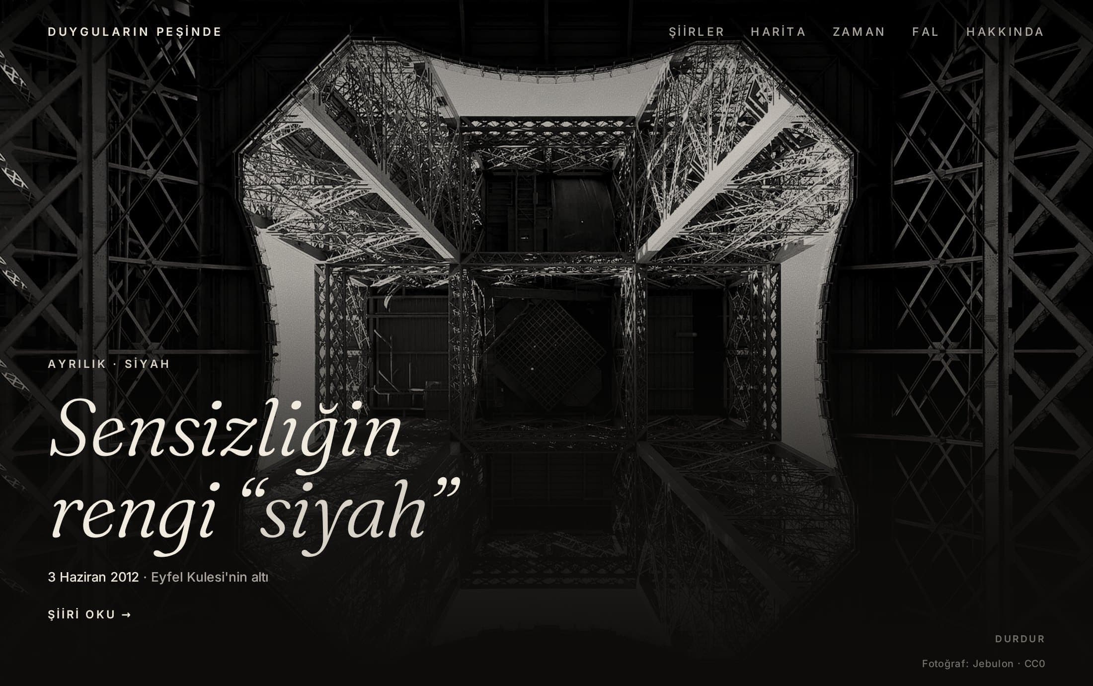Duyguların Peşinde'nin açılış ekranı: “Sensizliğin rengi siyah” şiiri, 3 Haziran 2012 tarihi ve Eyfel Kulesi'nin altından çekilmiş siyah-beyaz fotoğraf.